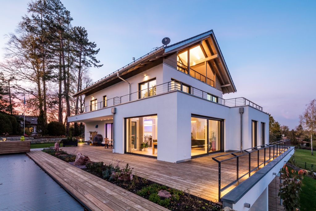 Modernes Einfamilienhaus mit LED Außenbeleuchtung und stimmungsvoller Terrassenbeleuchtung