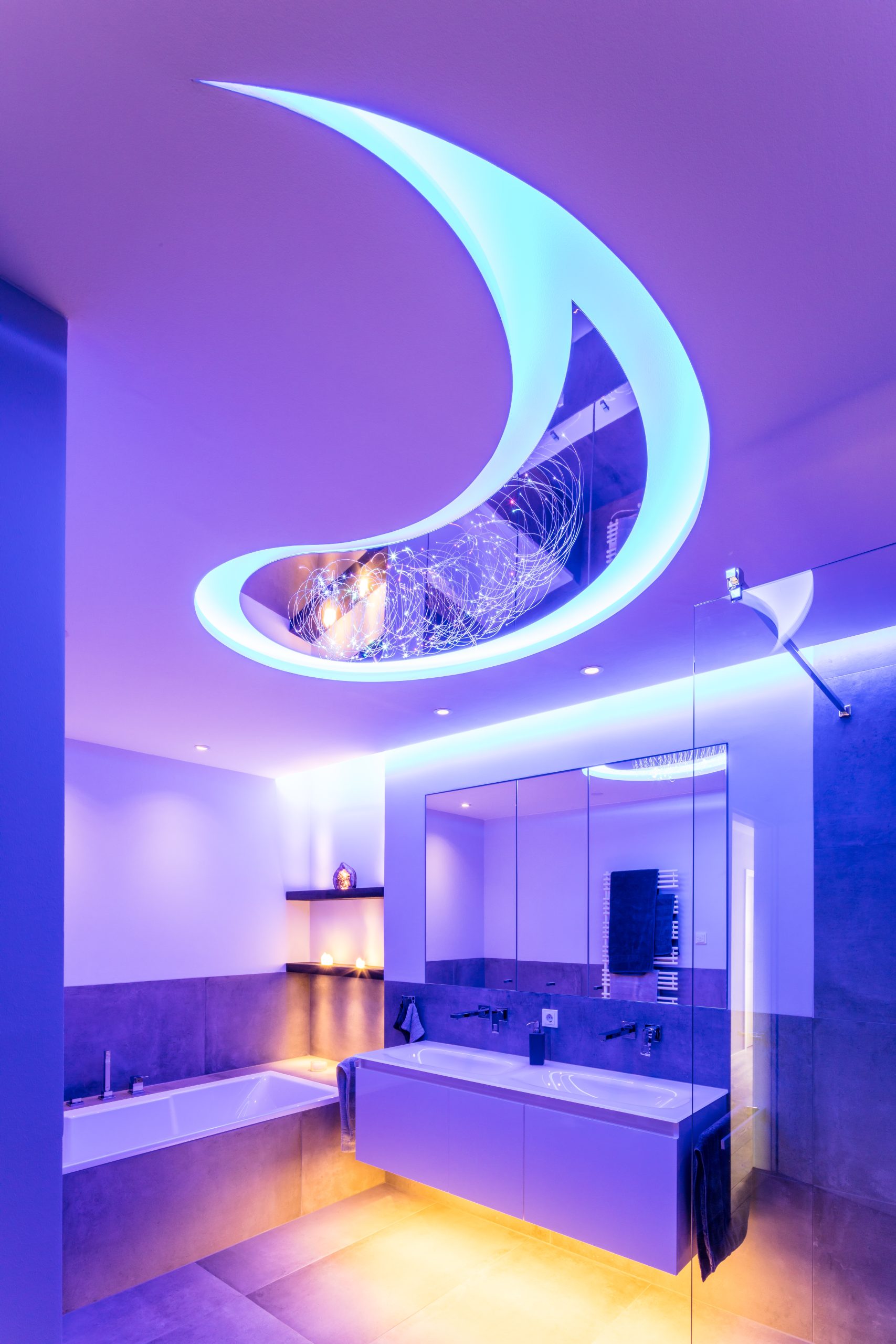 Modernes Badezimmer mit LED Deckenbeleuchtung in Blau und stilvollem Ambient Light