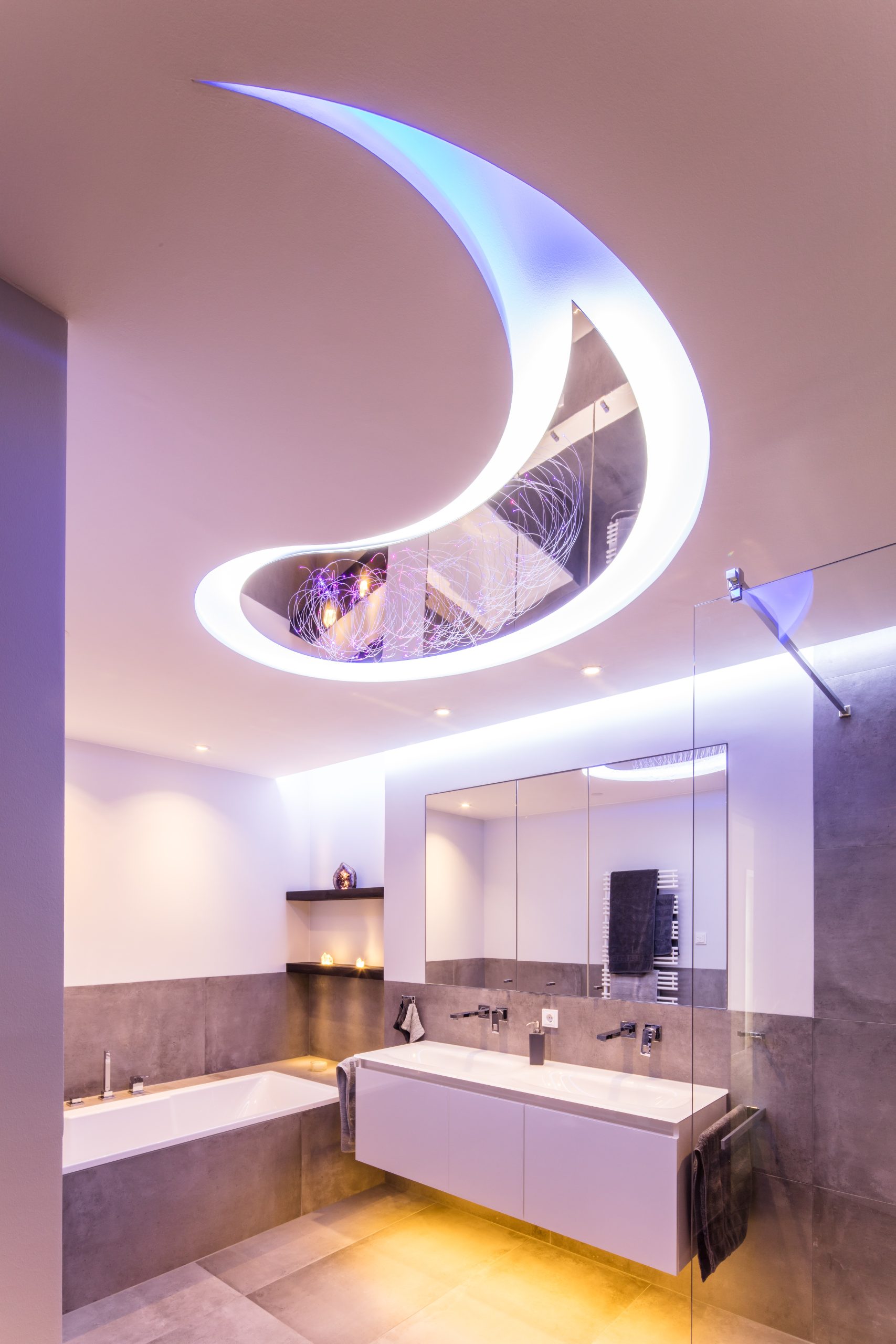 Luxuriöses Badezimmer mit LED Deckenbeleuchtung in organischer Form und warmem Ambient Light