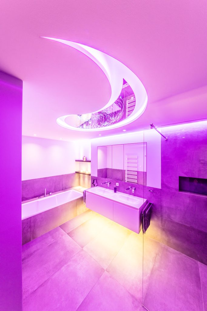 Modernes Badezimmer mit LED Deckenbeleuchtung in Violett und indirektem Ambient Light