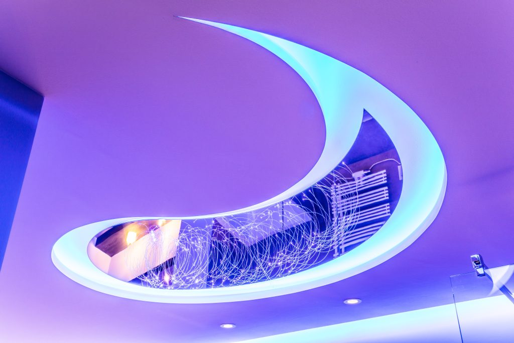 Design LED Deckenbeleuchtung mit organischer Form und blauer Ambient Light Inszenierung