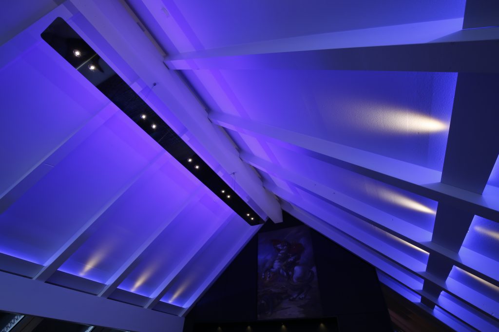 Indirekte LED Deckenbeleuchtung mit Spots und blauer Ambient Light Inszenierung unter Dachschrägen
