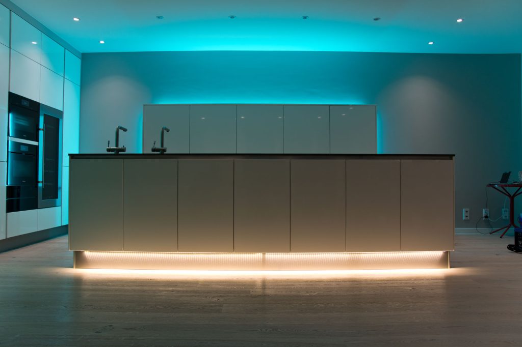 Moderne Küchenbeleuchtung mit LED Ambient Light in Türkis und Sockelbeleuchtung