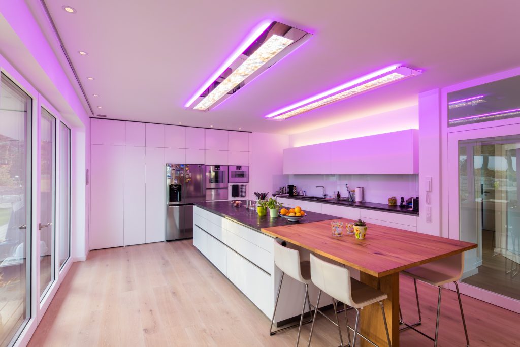 Moderne Küche mit LED Deckenbeleuchtung in Pink und stilvollem Ambient Light