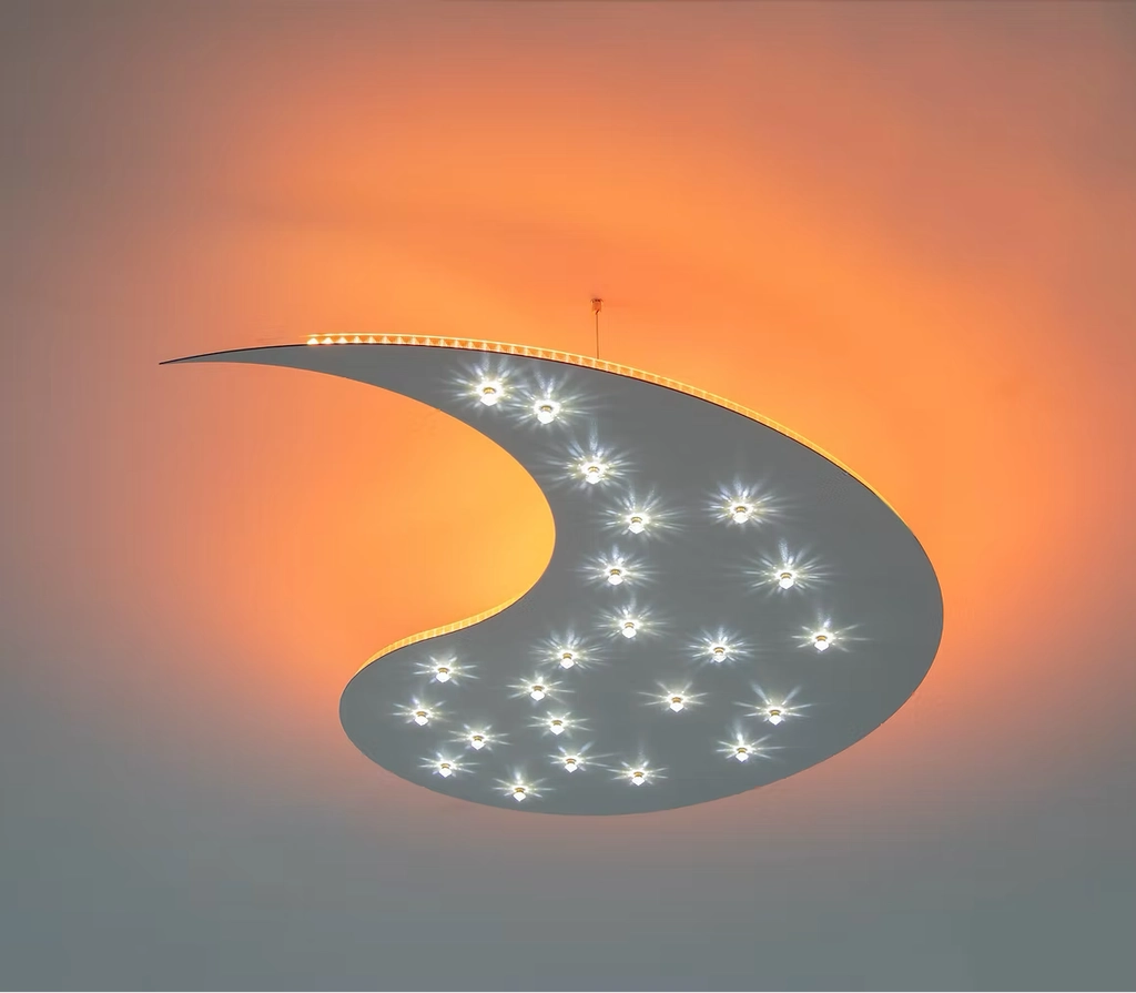 Organische LED Deckenleuchte mit Spots und indirekter Ambient Beleuchtung in warmem Orange