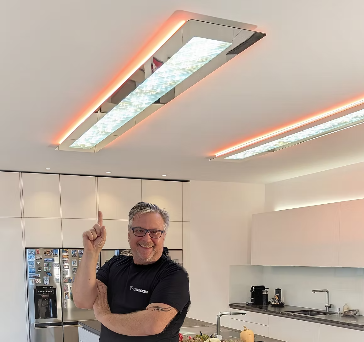 Moderne LED Deckenleuchten mit Spiegeloptik und indirekter Ambient Beleuchtung in Küche.