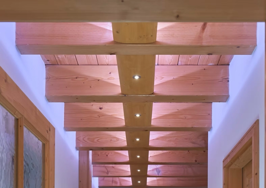 Flur in Holzhaus mit Farbigen Lichtspots und Lichtkegeln