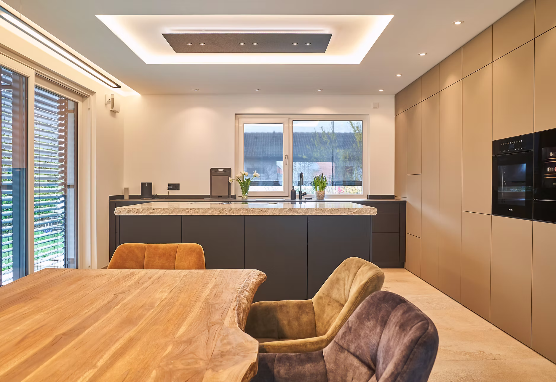 Moderne Küche mit Lichtdesign