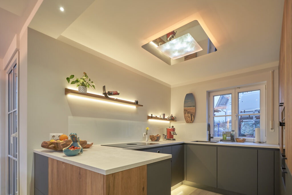moderne Küche mit Lichtdesign