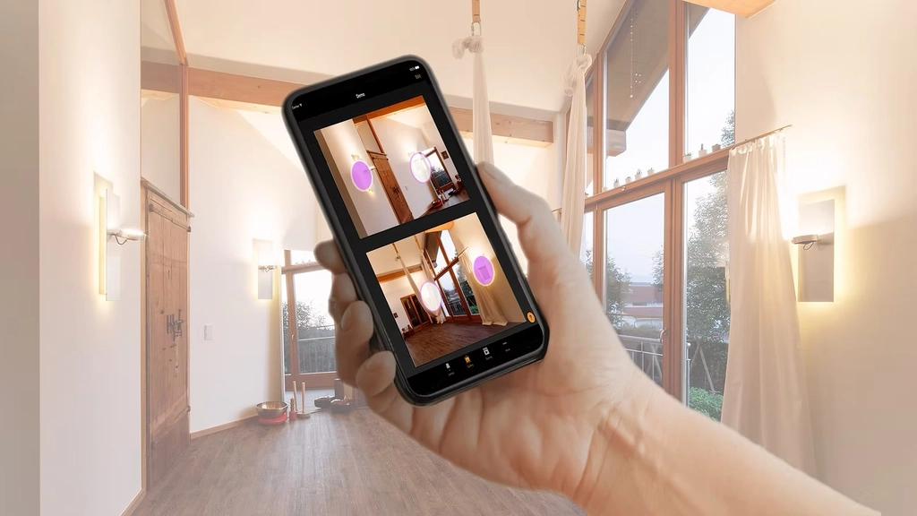 Originalmotiv von NoDesign: Hand mit Smartphone zur Bedienung der Lichtsteuerung