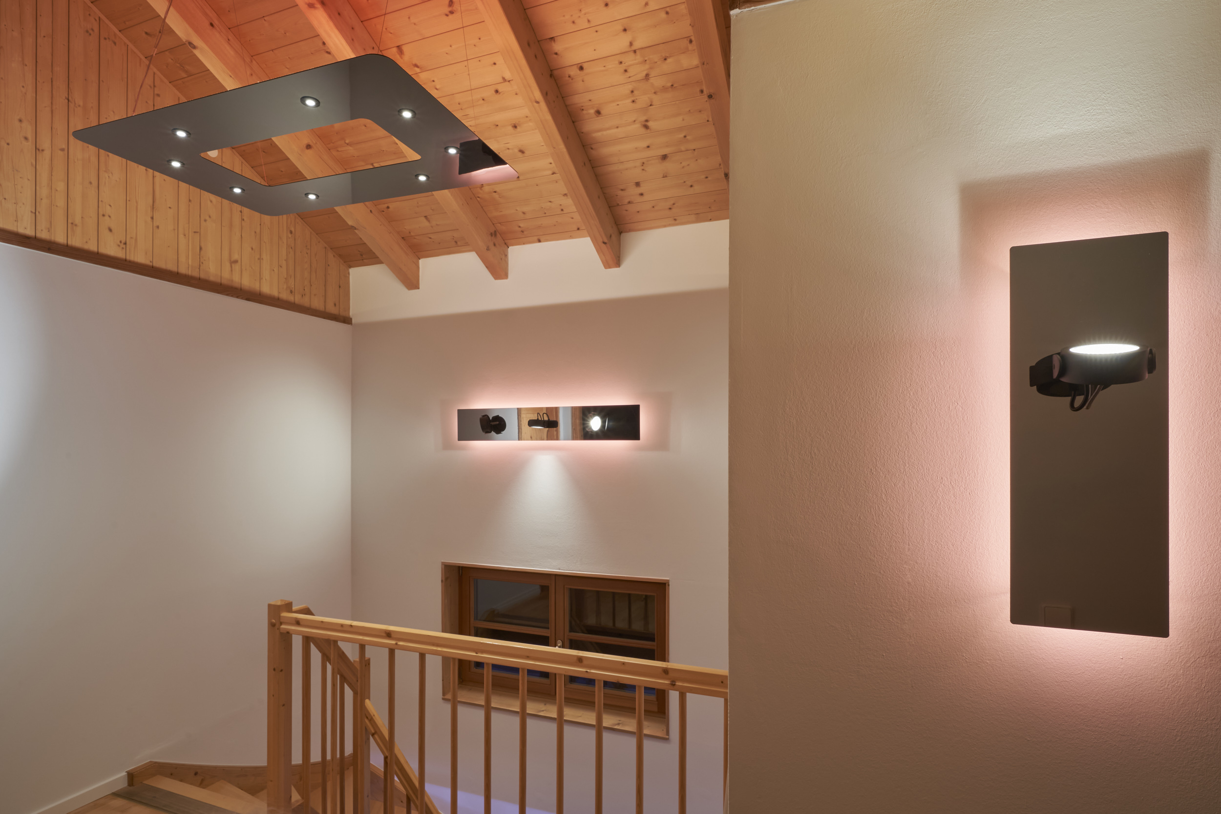 Derselbe Raum mit Flyme und Wandleuchten in warmer Farbstimmung