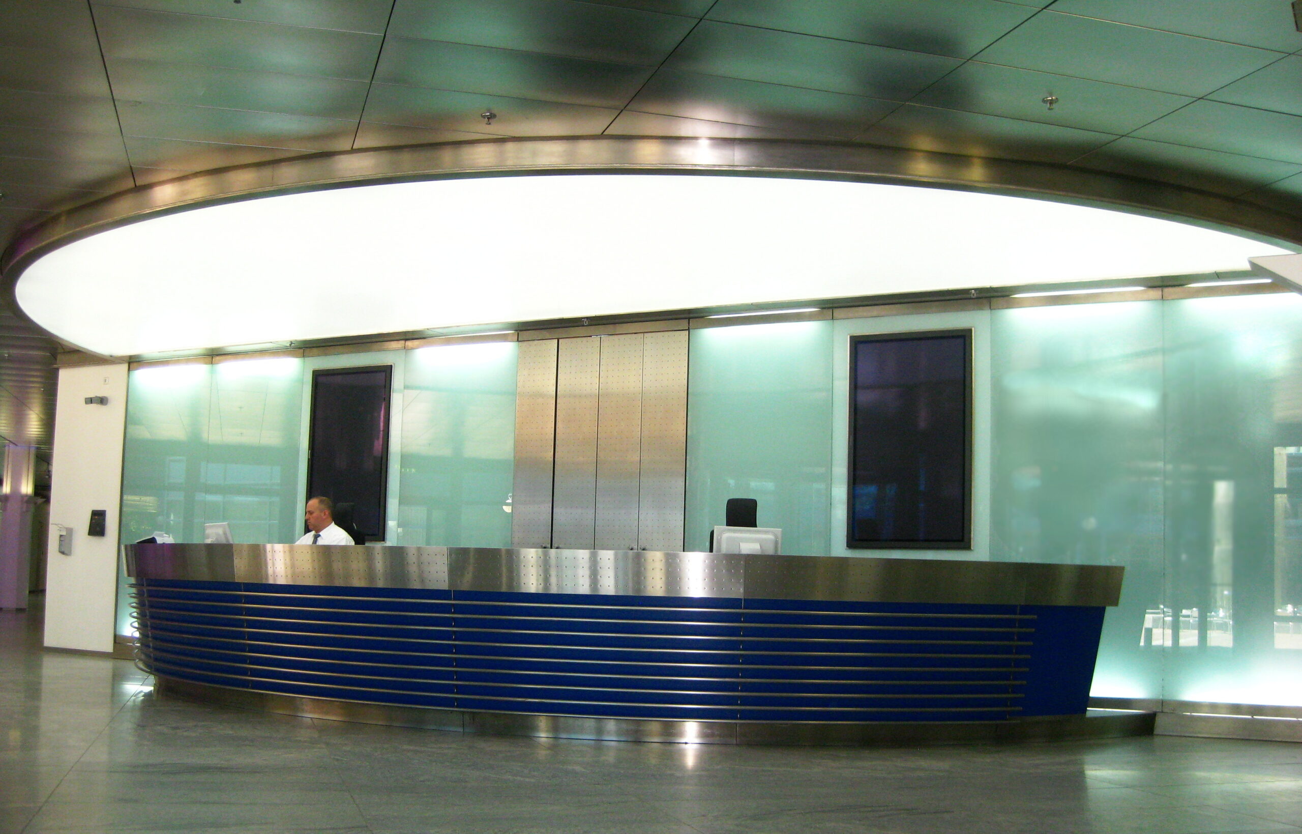 Fertige Lichtdecke über dem Empfang im Bankfoyer