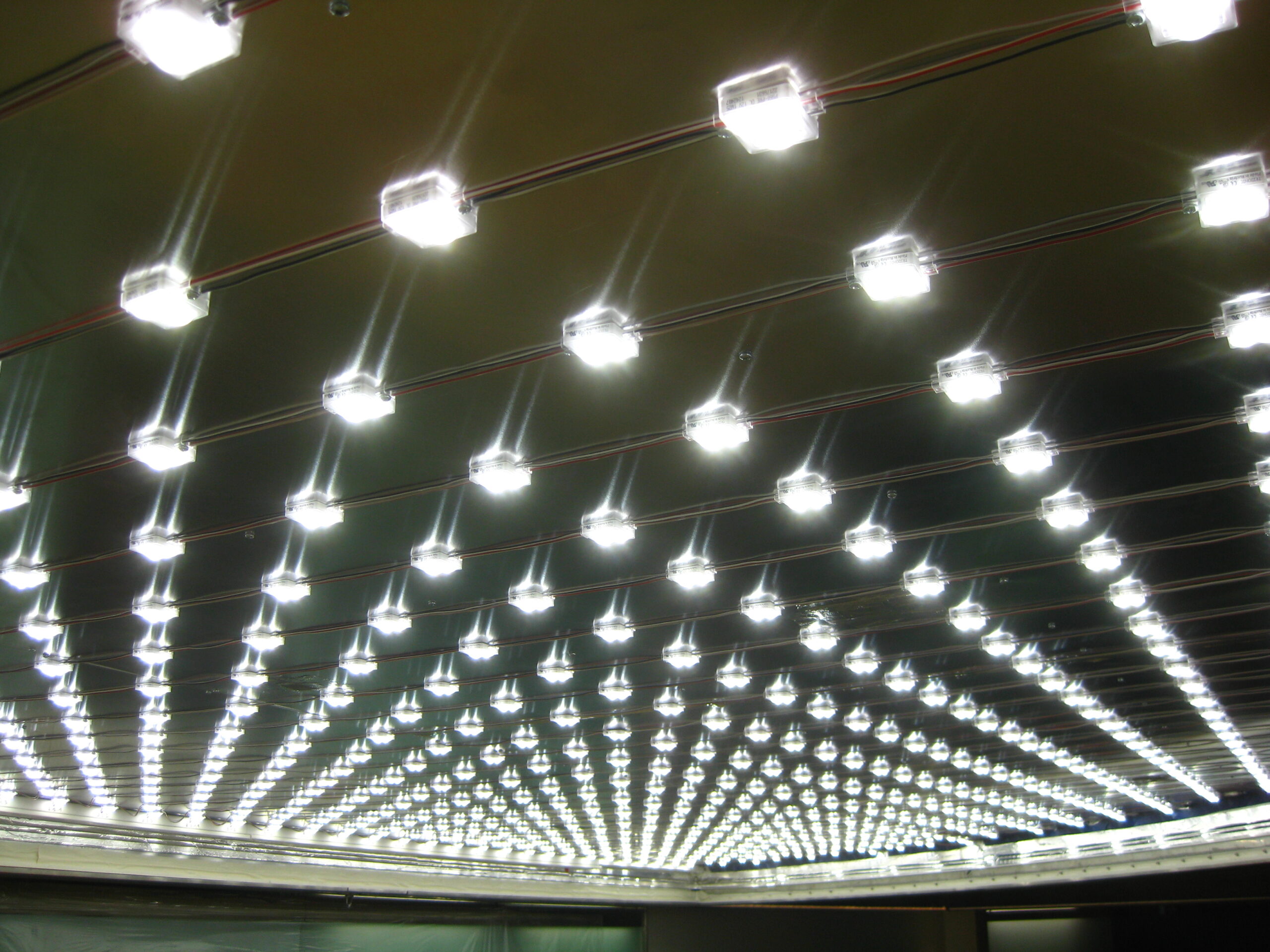 LED-Anordnung auf der metallischen Unterkonstruktion der Lichtdecke