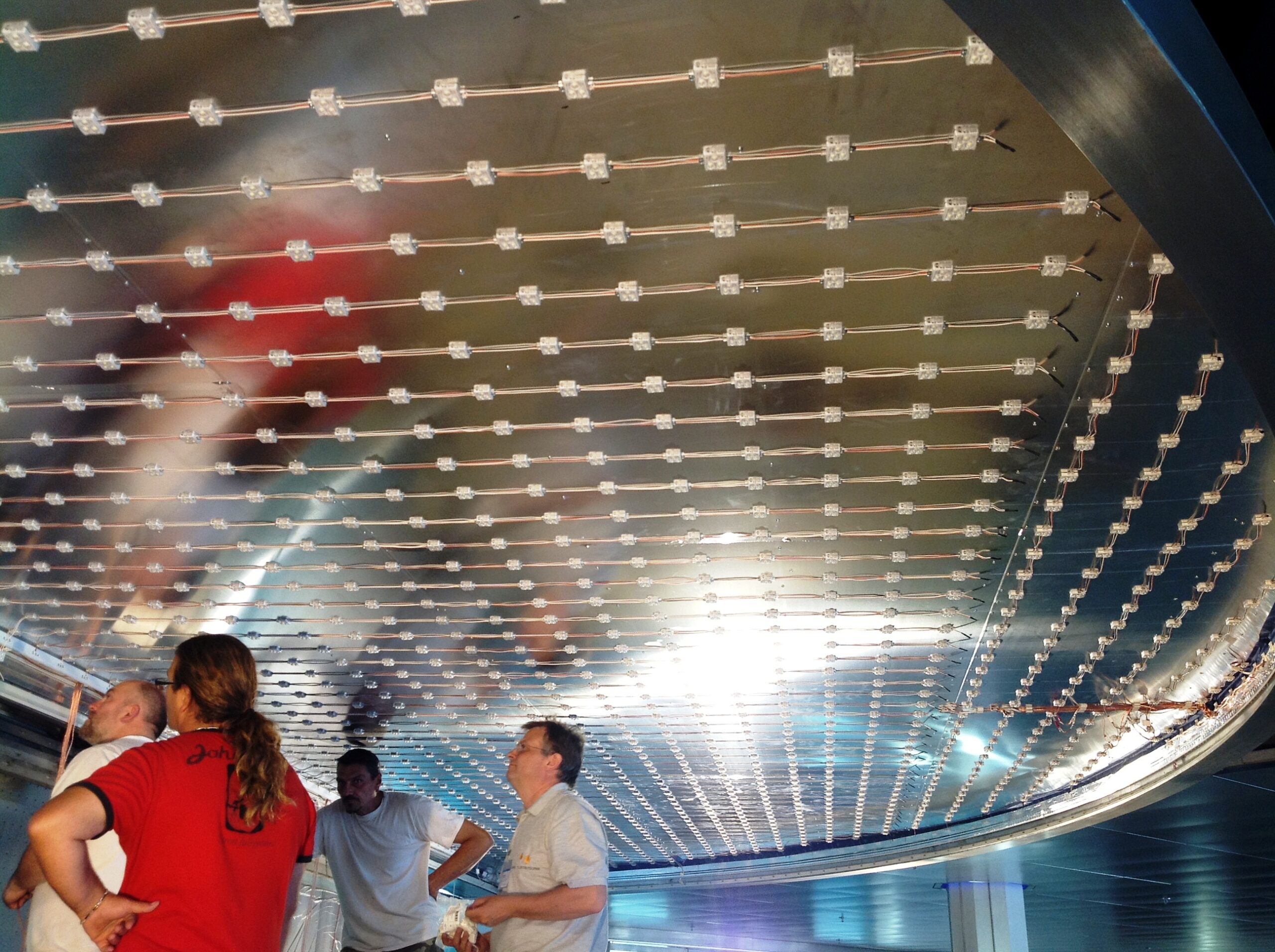 Montageteam unter der offenen LED-Lichtdecke, Günter Klügl ganz rechts