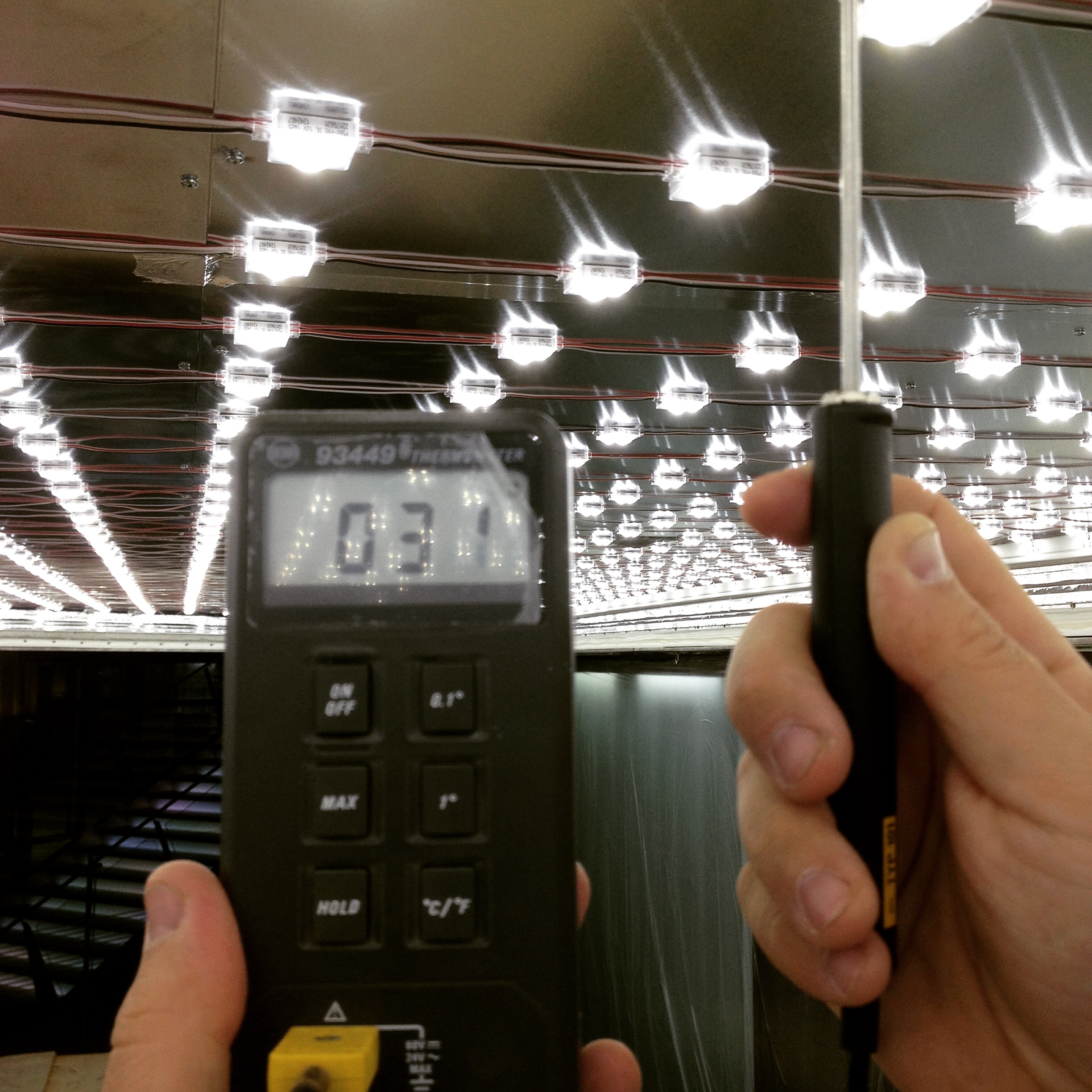 Thermometer mit Messfühler unter der eingeschalteten LED-Konstruktion